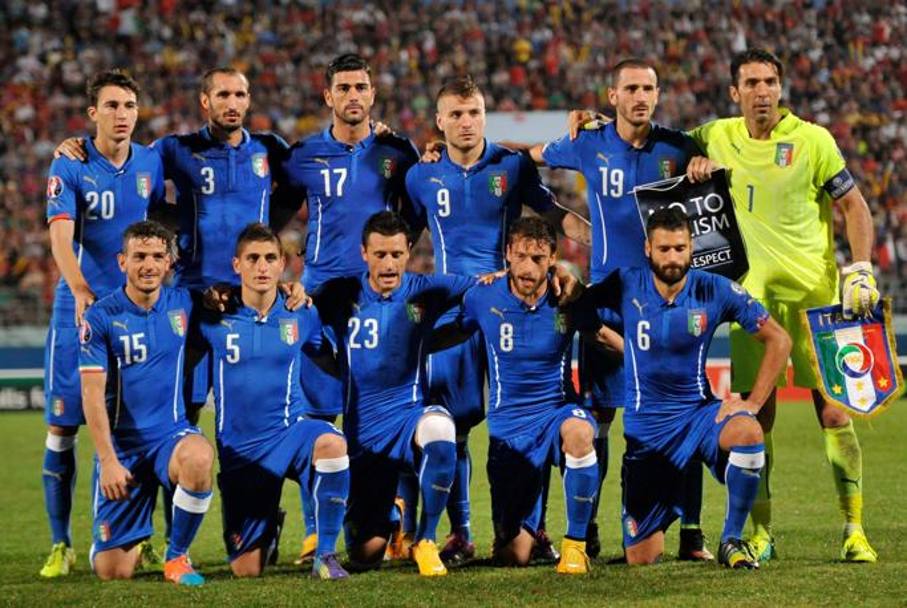 Dopo gli inni nazionali, foto di rito a Ta&#39;Qali: ecco gli azzurri scelti da Conte per Malta-Italia. Epa